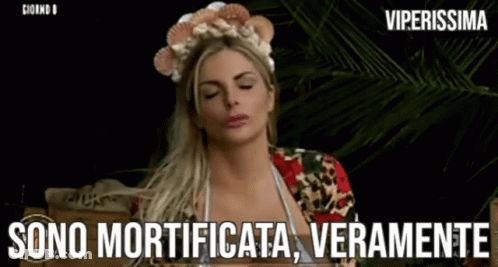 A Woman In A Bikini Is Wearing A Crown Of Seashells And Says Sono Mortificata Veramente GIF