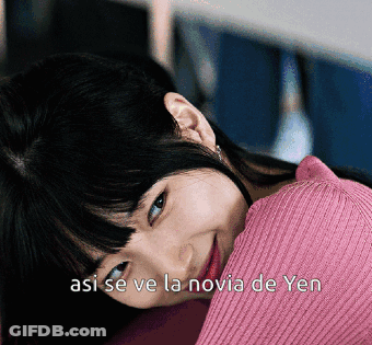 A Woman In A Pink Sweater Is Laying Down And The Words Asi Se Ve La Novia De Yen Are Above Her GIF