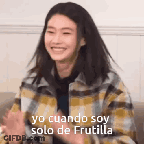 A Woman In A Plaid Jacket Is Smiling And Clapping With The Words Yo Cuando Soy Solo De Frutilla Above Her GIF