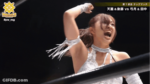 A Woman In A Wrestling Ring With Chinese Writing On The Screen GIF