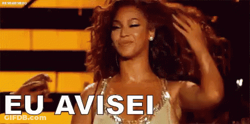 A Woman Is Holding Her Hair And The Words Eu Avisei Are On The Screen Behind Her GIF