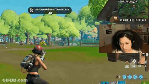 A Woman Is Playing A Video Game With The Words Se Formara Una Tormenta En 4S On The Screen GIF