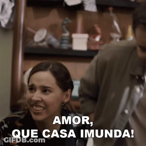 A Woman Is Smiling With The Words Amor Que Casa Imunda Behind Her GIF