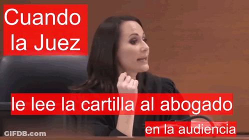 A Woman Sitting In A Courtroom With The Words Cuando La Juez Le Lee La Cartilla Al Abogado En La Audiencia GIF