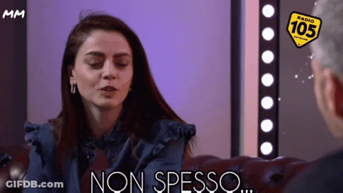 A Woman Sitting On A Couch With The Words Non Spesso Written In Front Of Her GIF