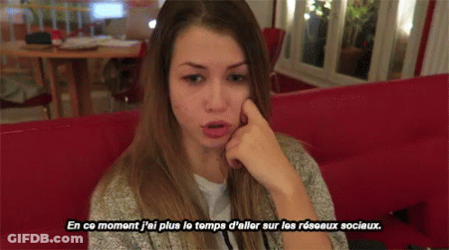 A Woman Sitting On A Red Couch With A Caption That Says En Ce Moment J'ai Plus GIF