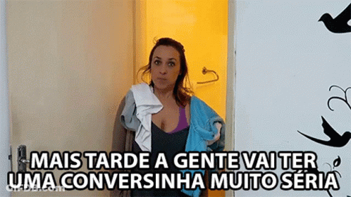 A Woman Standing In Front Of A Door With The Words Mais Tarde A Gente Vai Ter Uma Conversinha Muito Seria On The Bottom GIF