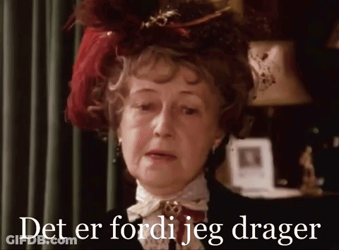A Woman Wearing A Red Feathered Hat With The Words Det Er Fordi Jeg Drager On The Bottom GIF