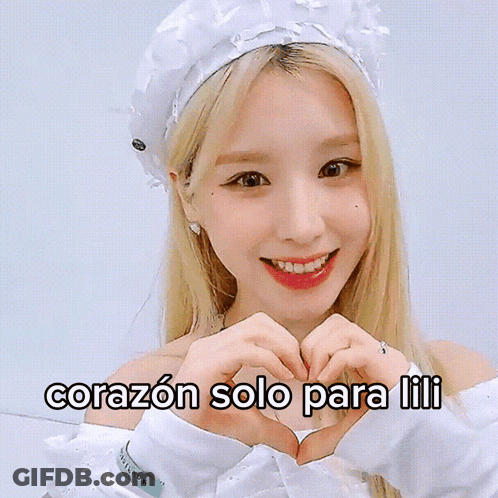 A Woman With Blonde Hair Is Wearing A White Top And A White Hat And Has The Words Corazon Solo Para Lili Written On Her GIF