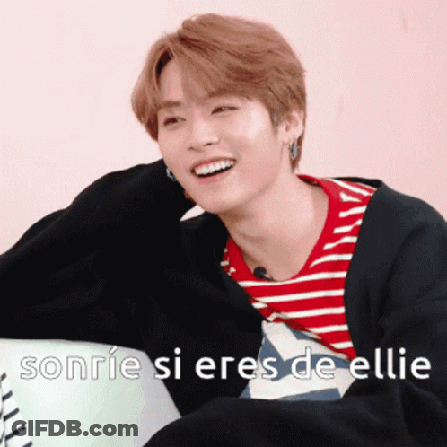 A Young Man Wearing A Red And White Striped Shirt Is Smiling With The Words Sonrie Si Eres De Ellie Above Him GIF