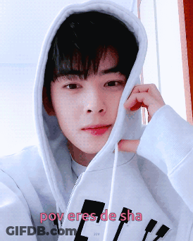 A Young Man Wearing A White Hoodie With The Words " Pov Eres De Sha " Written On It GIF