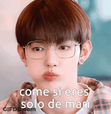 A Young Man Wearing Glasses Is Making A Funny Face With The Words Come Si Eres Solo De Mari Above Him GIF