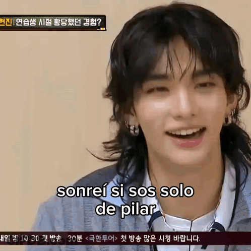 A Young Man With A Ponytail Says Sonrei Si Sos Solo De Pillar GIF