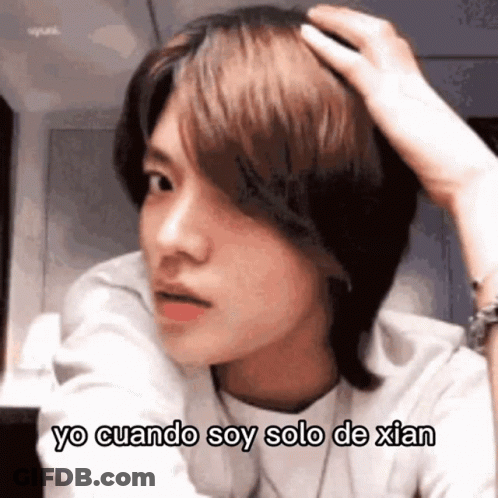 A Young Man With Long Hair Is Holding His Hand To His Forehead And Says Yo Cuando Soy Solo De Xian . GIF