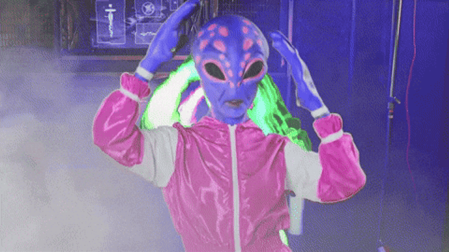 Alien Modelo Posing For Head Shots GIF