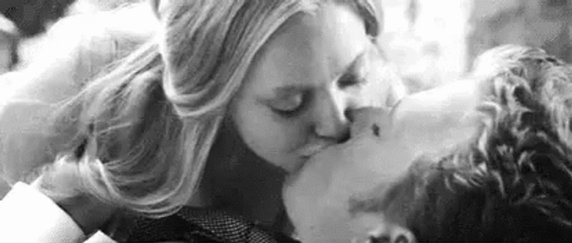 Amada Seyfried Besos Apasionados Red Hood GIF