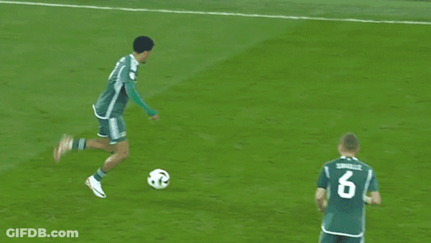 Amazing Futbol Quick Footwork Dodging Opponents GIF