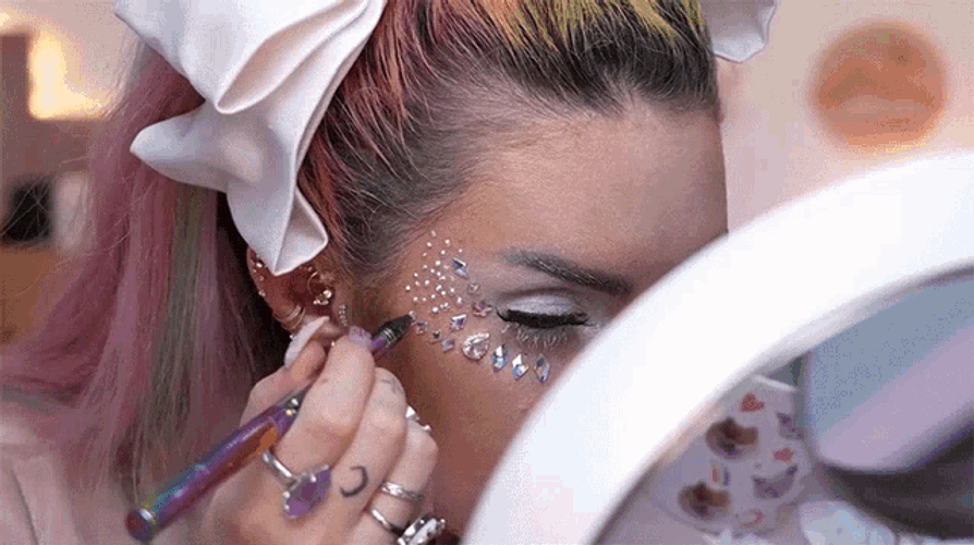 Aplicando Pedras Glitter Na Cara Karen Bachini GIF