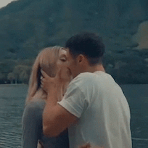 Avori Besos Apasionados GIF