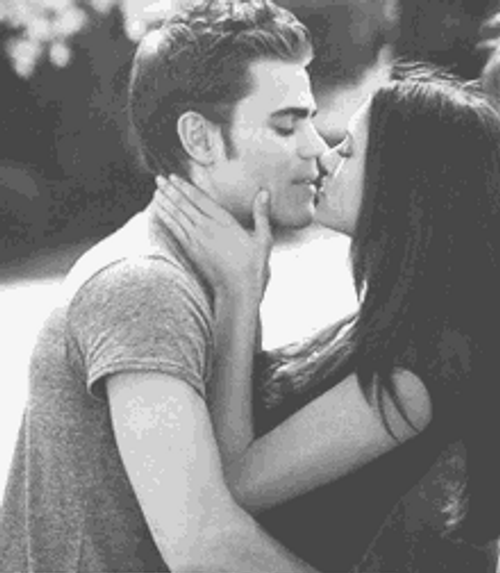 Beso Vampire Diaries Stefan & Elena GIF