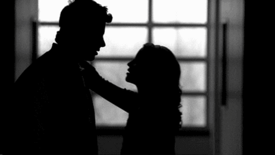 Besos Apasionados Black And White Scene GIF