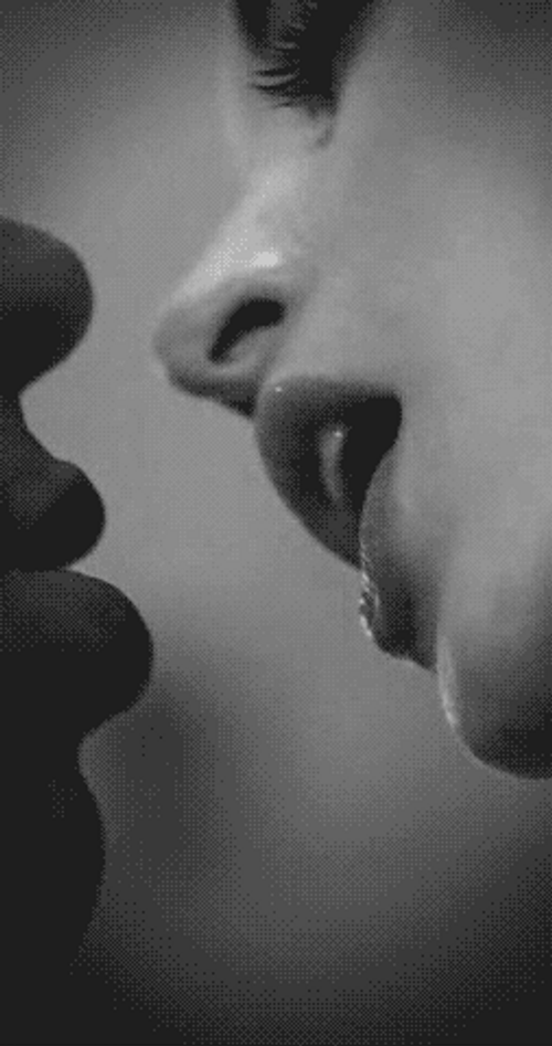 Besos Apasionados Closer Look GIF
