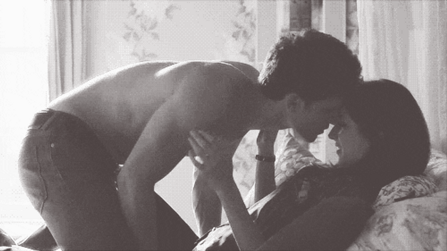 Besos Apasionados Gray Scene GIF