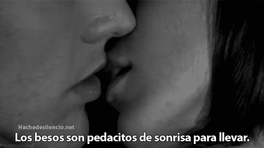 Besos Apasionados Pedacitos De Sonrisa GIF