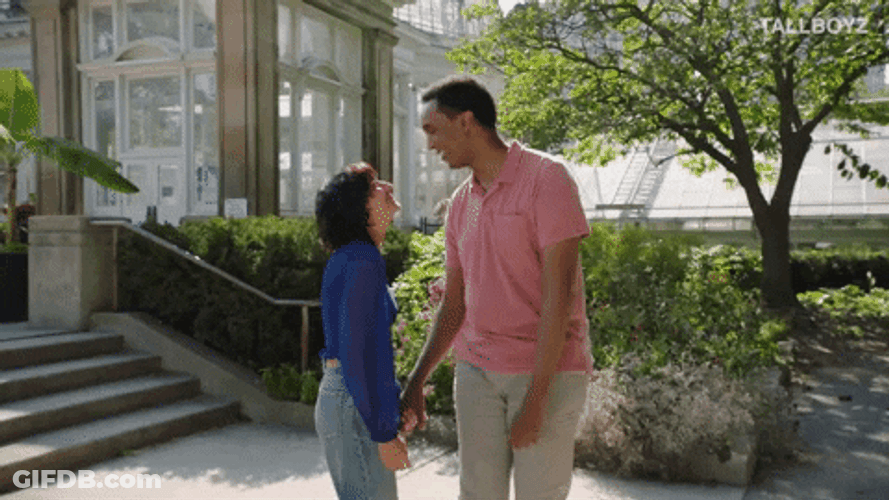 Besos De Novios GIF