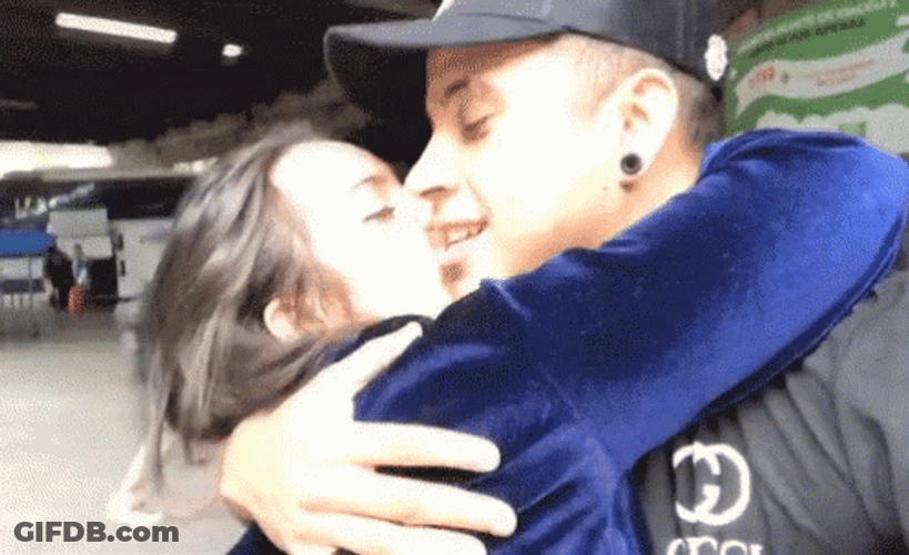Besos De Novios GIF