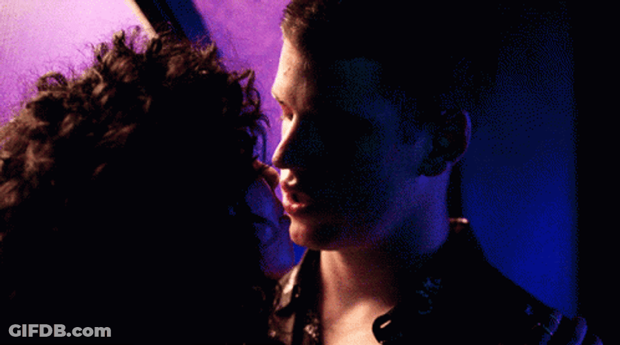 Besos De Novios GIF
