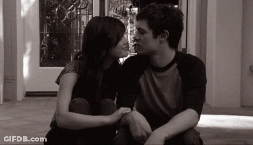 Besos De Novios GIF