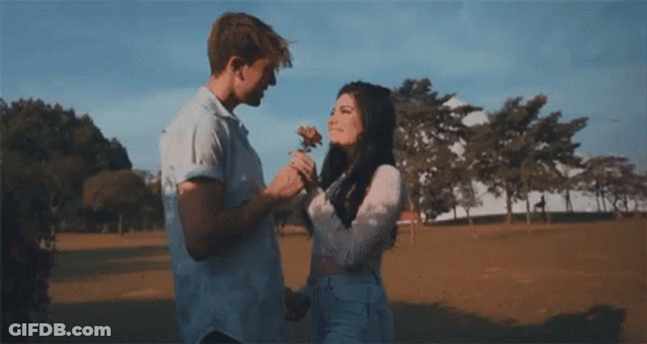 Besos De Novios GIF