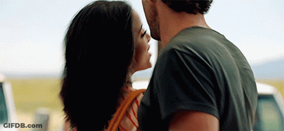 Besos De Novios GIF