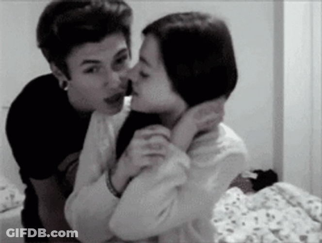 Besos De Novios GIF