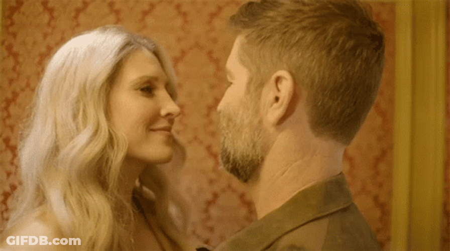 Besos De Novios GIF