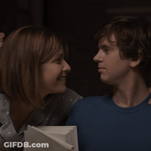Besos De Novios GIF