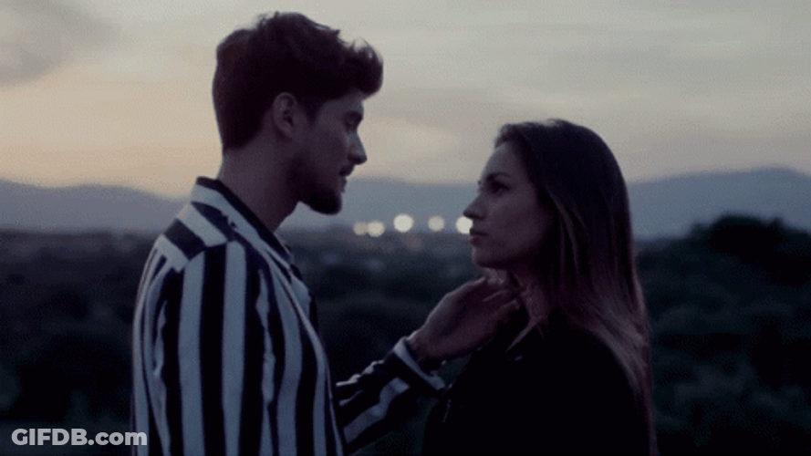 Besos De Novios GIF