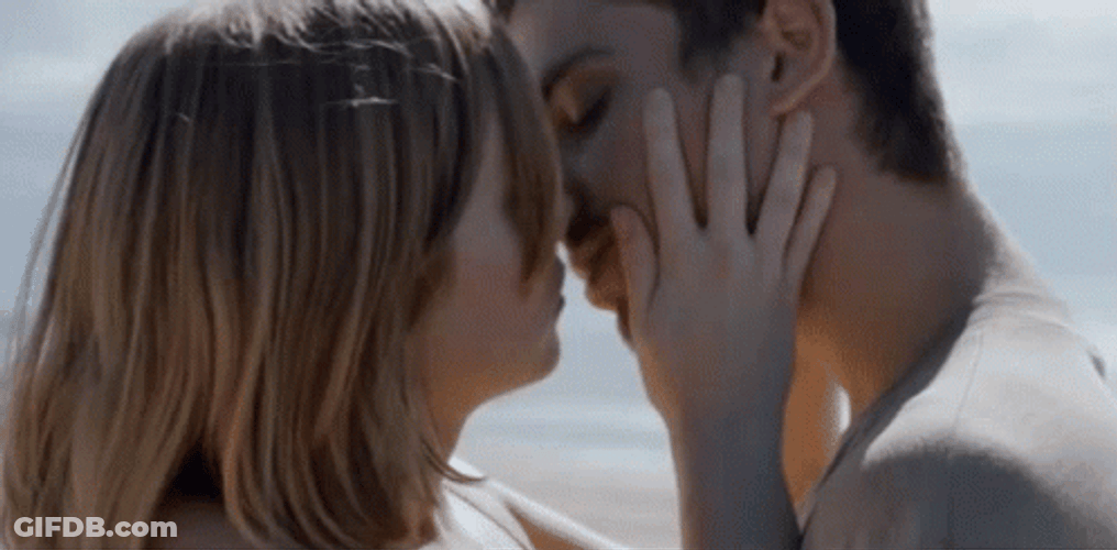 Besos De Novios GIF