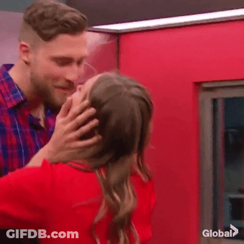 Besos De Novios GIF