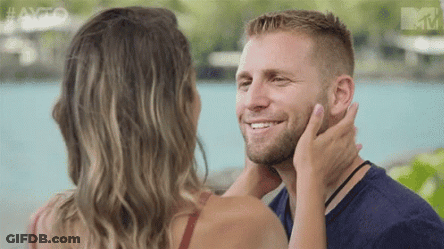 Besos De Novios GIF