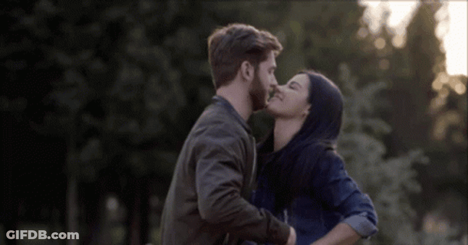 Besos Romanticos GIF