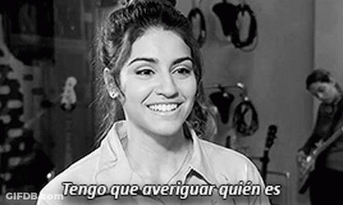 Black And White Woman Smiling Tengo Que Averiguar Quien Es GIF