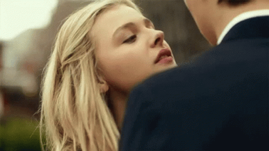 Blonde Girl Beso GIF