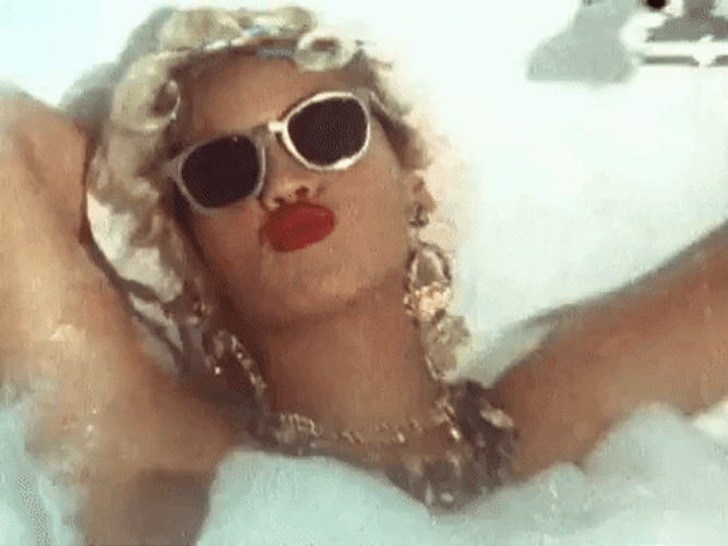 Blow Kiss Beyonce Bath GIF