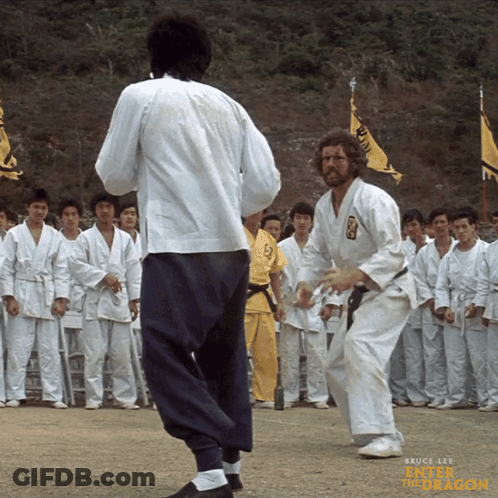 Bruce Lee 'S Enter The Dragon Is Shown In A Karate Scene GIF