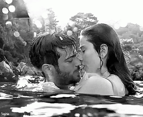 Can Yaman Besos Apasionados GIF