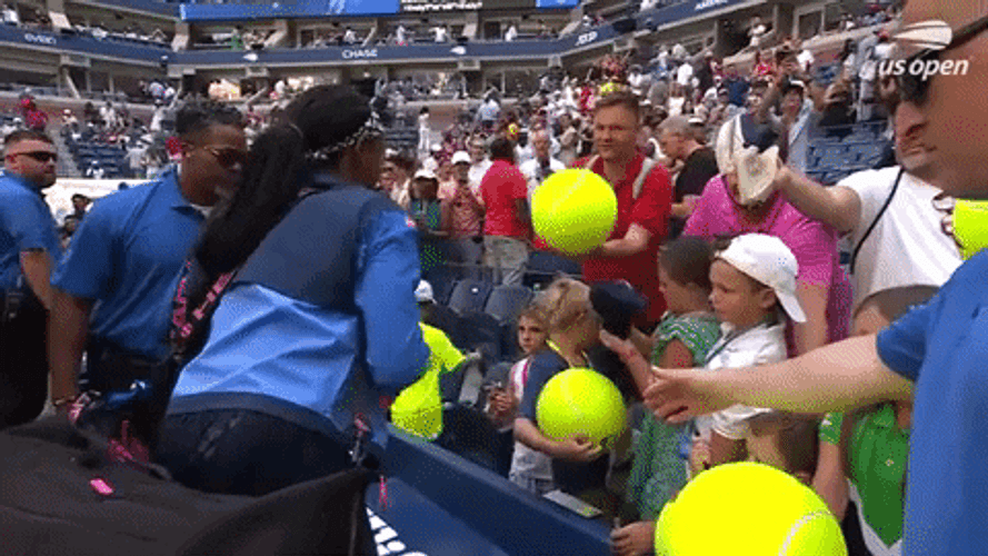 Coco Gauff Fans US Open 2022 GIF