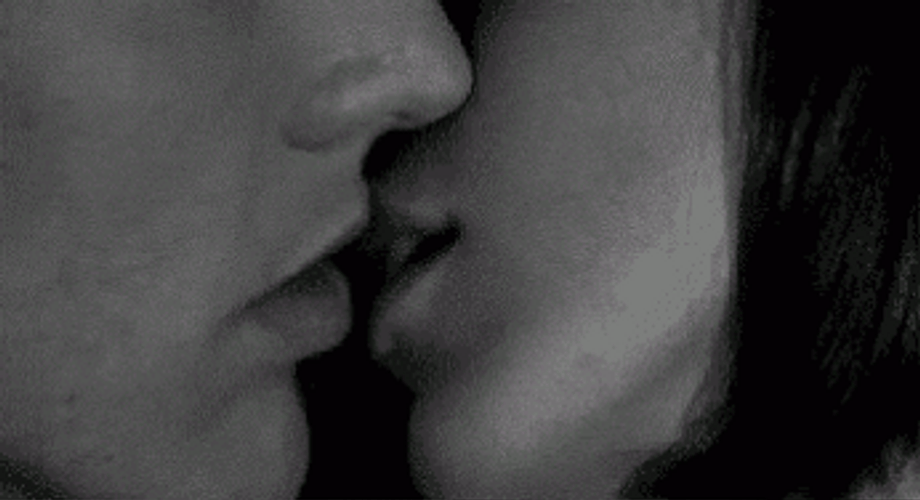 Couple Besos Apasionados Smile GIF