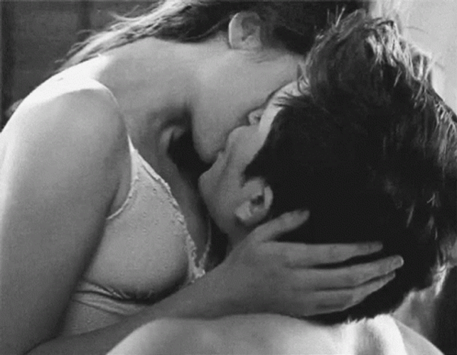 Couple Love Make Out Besos Apasionados GIF
